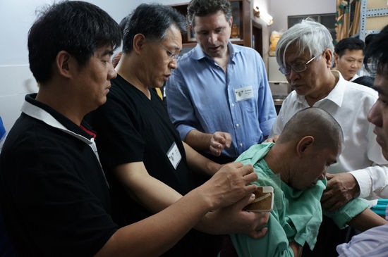 郑召民教授2012年底再次受邀参加美国蝴蝶基金会越南脊柱侧弯慈善手术